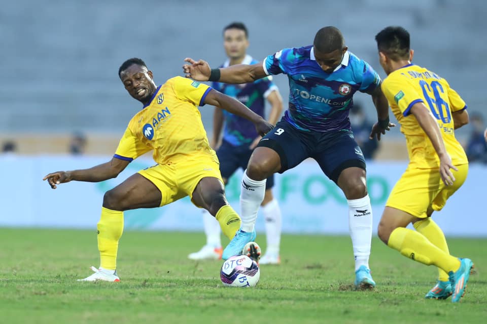 T.Bình Định ngược dòng ấn tượng trước SLNA (áo vàng). ảnh Kim Như