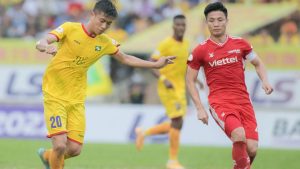 Bùi Tiến Dũng chấn thương ở 1 trận đấu thuộc V.League 2022 - Ảnh: VPF