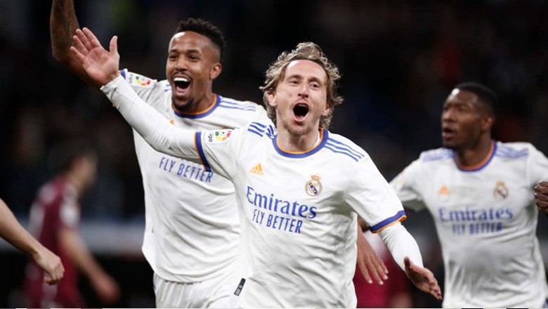 Modric lập siêu phẩm vào lưới Sociedad ở phút 43