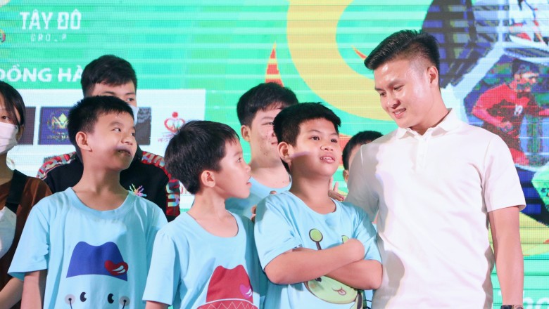 Quang Hải đấu giá áo ĐTVN, ủng hộ quỹ thiện nguyện nuôi trẻ em mồ côi tại Cần Thơ - Ảnh 2