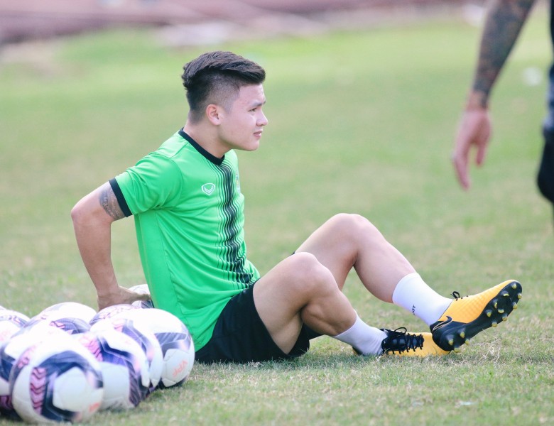 Quang Hải gây sốt khi tập luyện trong màu áo CLB Cần Thơ - Ảnh 4